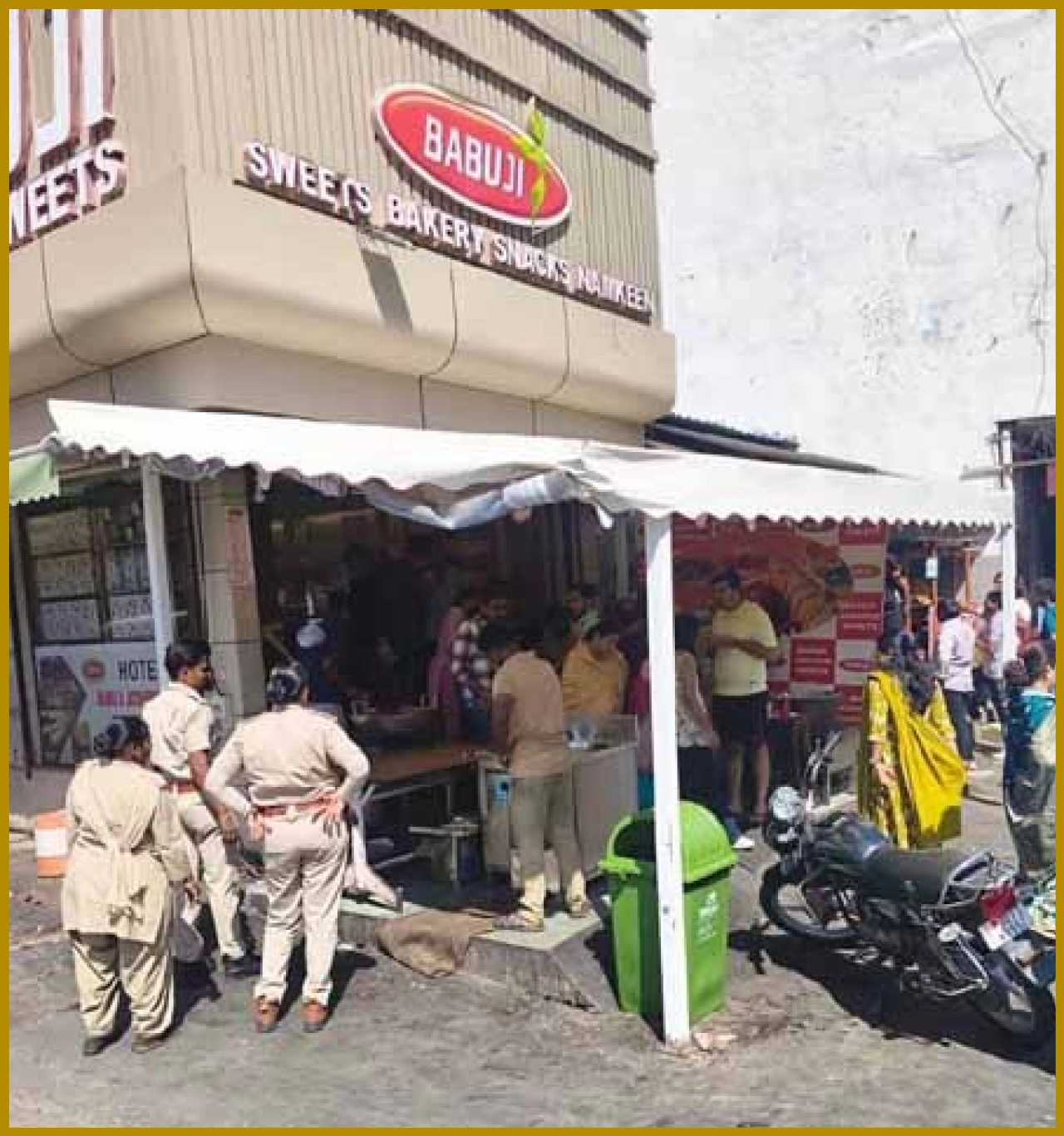चाट—मिठाई दुकानों के बाहर से अतिक्रमण हटाया चाट—मिठाई दुकानों के बाहर से अतिक्रमण हटाया