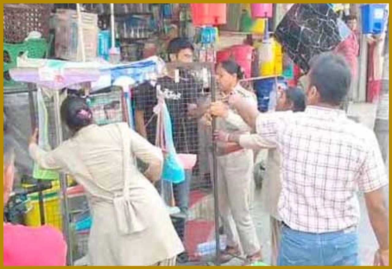 दुकानों के बाहर सामान जब्त, व्यापारियों का विरोध